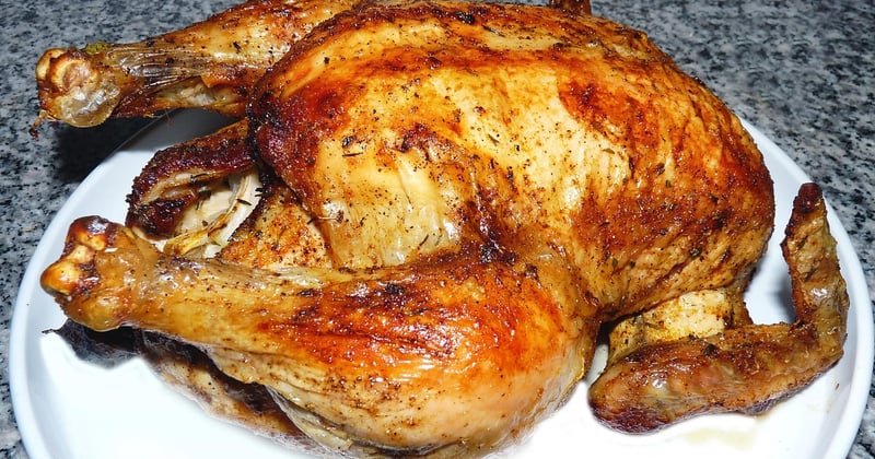 Comment cuisiner un poulet rôti juteux au four : la méthode simple