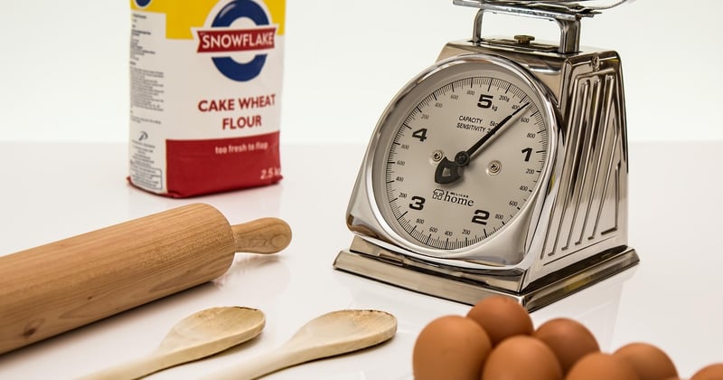 Cuisiner sans balance ni thermomètre : le guide malin pour tout réussir